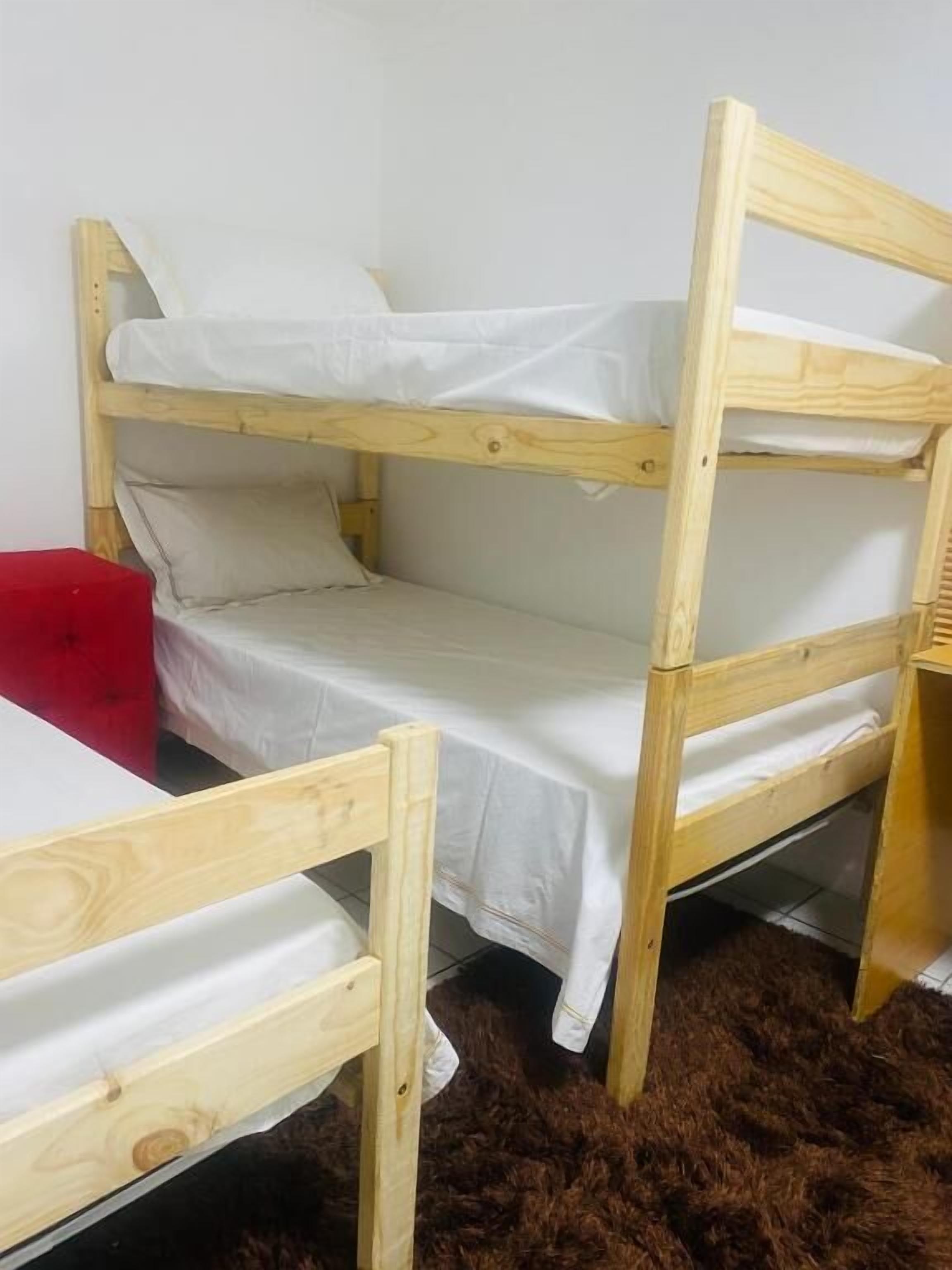 Un lit superposé avec un lit en bas et un lit séparé en dessous.