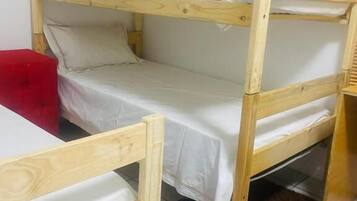 Un lit superposé avec un lit en bas et un lit séparé en dessous.
