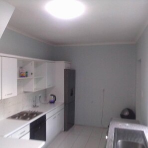 Chambre Double Confort | Cuisine privée | Réfrigérateur dans l'espace commun, micro-ondes dans l'espace commun