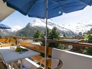 A balcony with a table and chairs, overlooking a snowy mountain landscape. - Acimo Appartement/Fewo 5-Bettwohnung Romeo & Julia by Interhome (Saas-Fee)