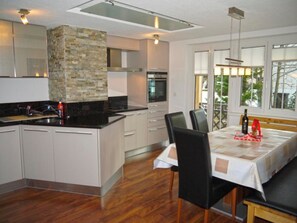 Kühlschrank, Ofen, Geschirrspüler, Kochgeschirr/Geschirr/Besteck
