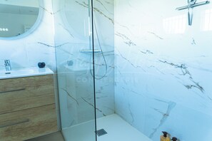 Dusche, Haartrockner, Handtücher, Seife