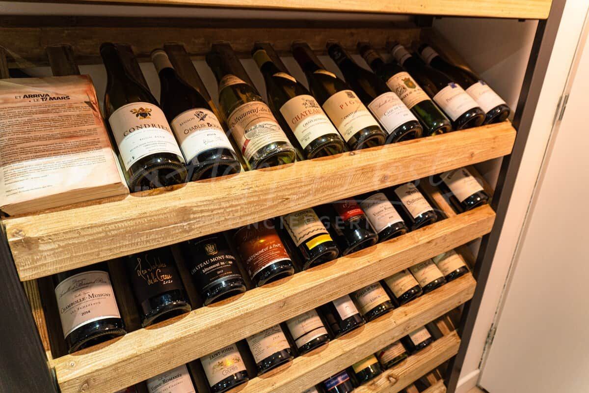 Ein Weinschlauch mit mehreren Flaschen, einige mit sichtbaren Etiketten.