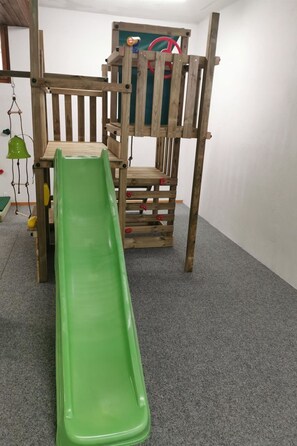 A bunk bed with a green slide attached to the lower bunk. - Ferienhaus Adonis Appartement/Fewo 5-Bettwohnung "Südlenz" by Interhome (Saas-Grund)