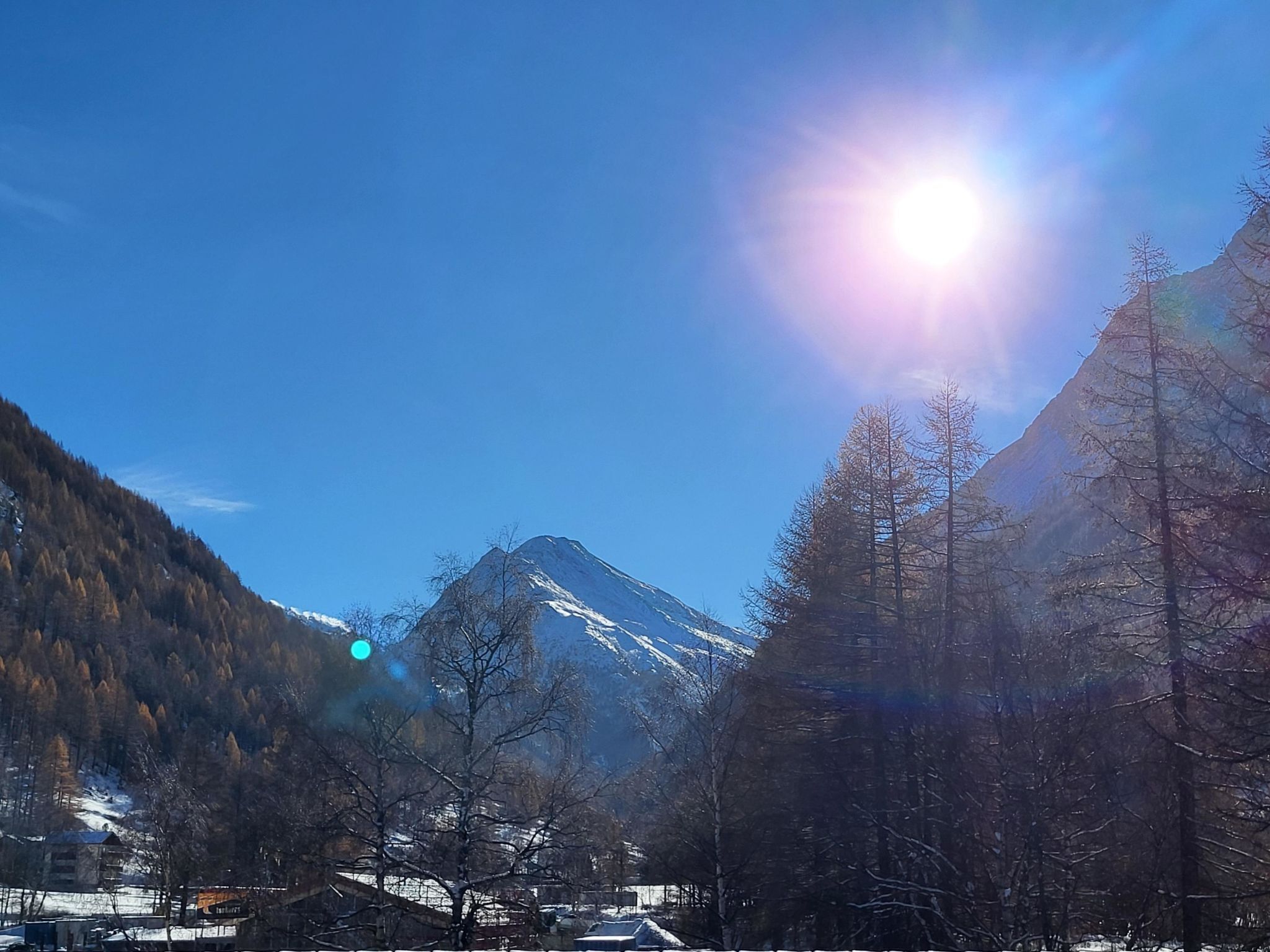 Un paisaje montañoso con cielo despejado y luz de sol.