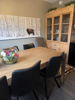 Dining - The LUX Home Retreat Near Beach. A Perfect Place to Getaway Year-Round! (Sylvan Lake)