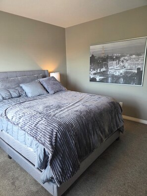3 bedrooms, iron/ironing board, WiFi, bed sheets - The LUX Home Retreat Near Beach. A Perfect Place to Getaway Year-Round! (Sylvan Lake)