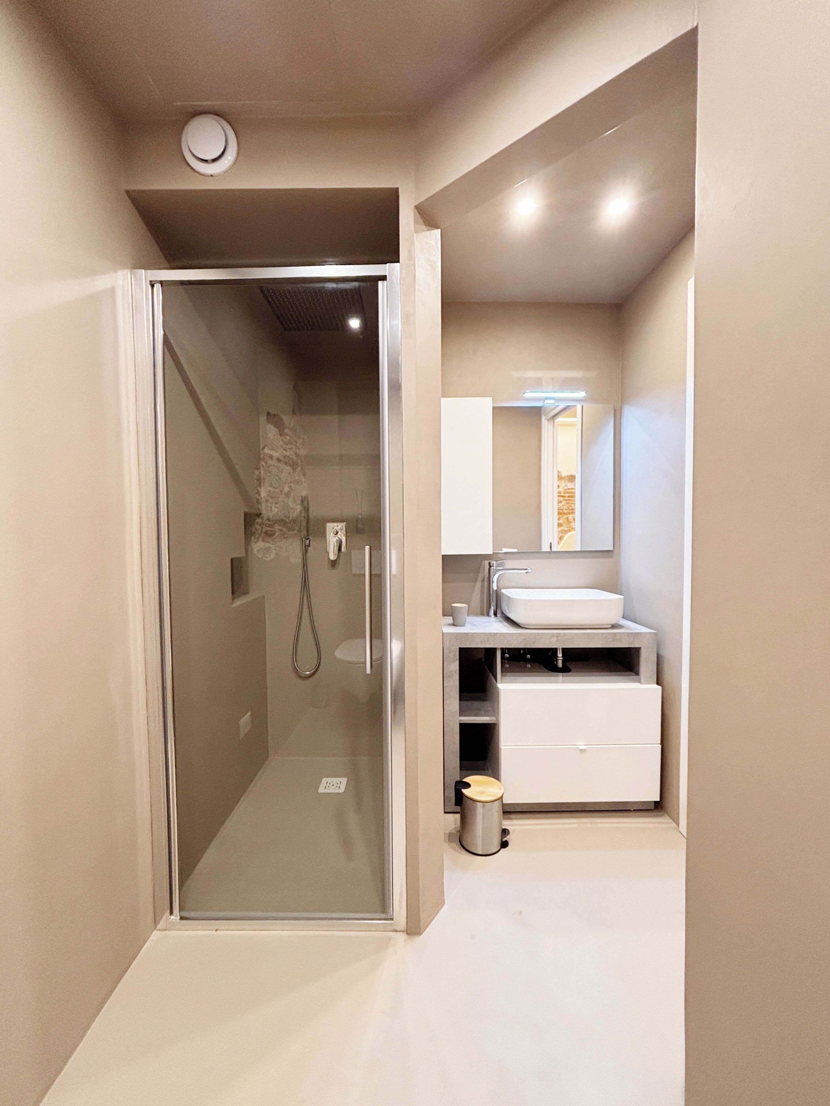 Douche, sèche-cheveux, bidet, serviettes fournies