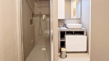 Douche, sèche-cheveux, bidet, serviettes fournies