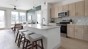 Fridge, dining tables - Landing | Stunning 2BD, Clubhouse, Gym (San Antonio)