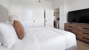 Escritorio, tabla de planchar con plancha, wifi y ropa de cama