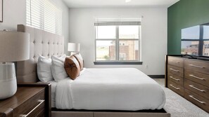 2 bedrooms, desk, iron/ironing board, WiFi
