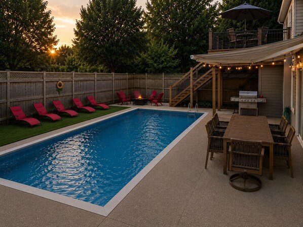 Outdoor pool - Peaceful Kitchener Getaway 5BR Home w/ BBQ & Modern Kitchen (Kitchener)