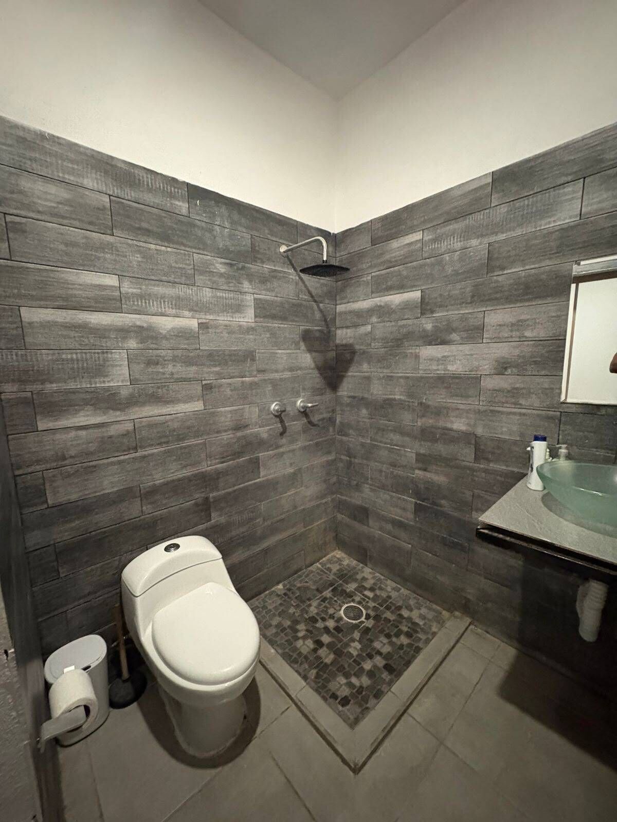 Douche, serviettes fournies, savon, papier de toilette