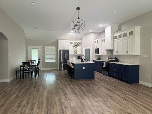 Matthews Blue house spacious 5BD and 2BA in calm neighborhood