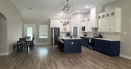 Matthews Blue house spacious 5BD and 2BA in calm neighborhood