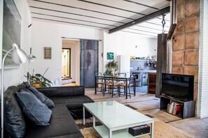 Smart-TV, Kamin, Stereoanlage