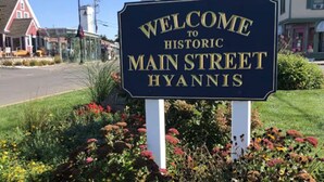 Placa de boas-vindas para a Rua Principal Histórica de Hyannis.