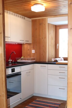 Kühlschrank, Ofen, Kochgeschirr/Geschirr/Besteck