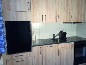 Kühlschrank, Ofen, Geschirrspüler, Kochgeschirr/Geschirr/Besteck