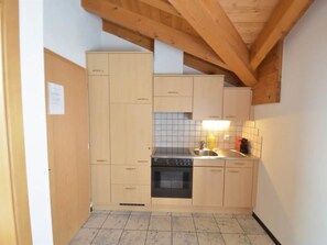 Kühlschrank, Mikrowelle, Kochgeschirr/Geschirr/Besteck