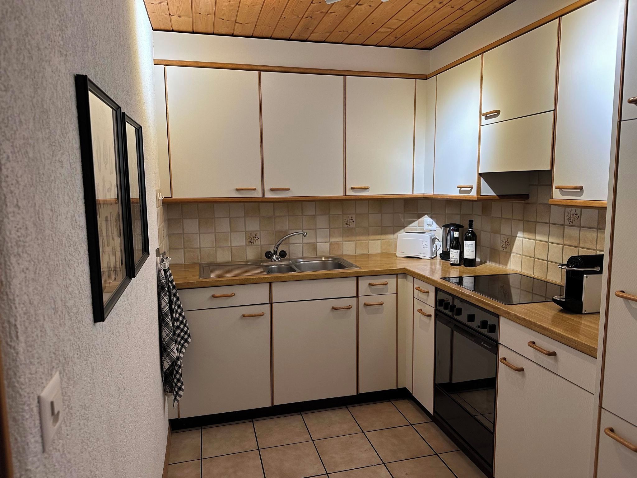 Kühlschrank, Ofen, Kochgeschirr/Geschirr/Besteck