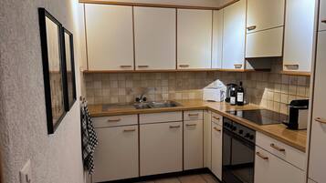 Kühlschrank, Ofen, Kochgeschirr/Geschirr/Besteck