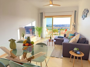 TV, books - OceanView Paradise with Pool and Tennis Court (Albufeira)