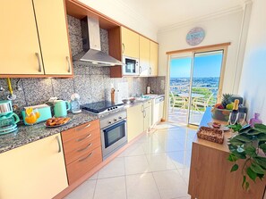 Coffee/tea maker, fridge, microwave, oven - OceanView Paradise with Pool and Tennis Court (Albufeira)