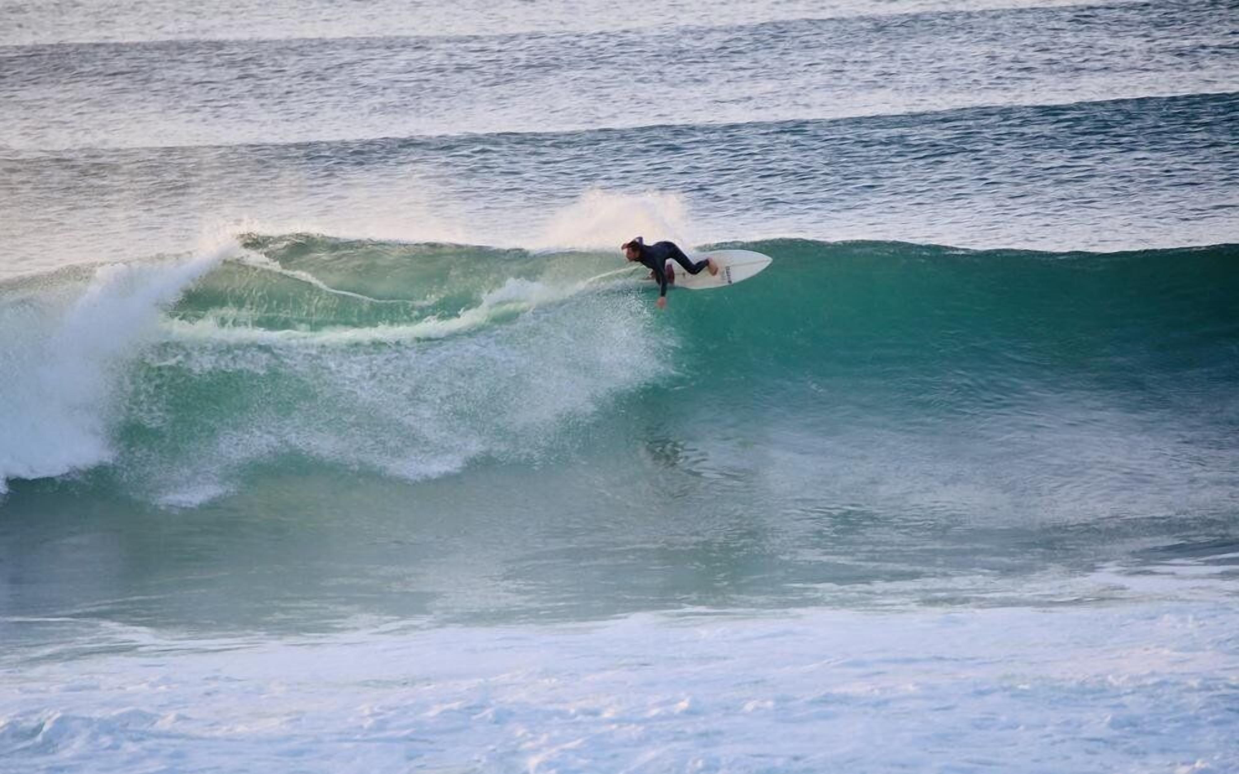 Ein Surfer reitet eine Welle im Meer.