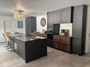 Wasserkocher mit Kaffee-/Teezubehör, Kühlschrank, Mikrowelle, Ofen