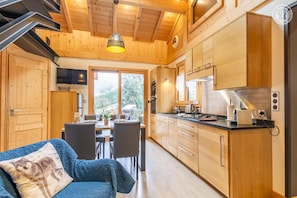 Wasserkocher mit Kaffee-/Teezubehör, Kühlschrank, Mikrowelle, Ofen