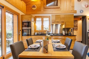 Wasserkocher mit Kaffee-/Teezubehör, Kühlschrank, Mikrowelle, Ofen