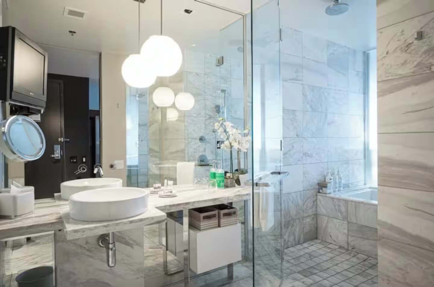 Douche, sèche-cheveux, serviettes fournies, shampoing