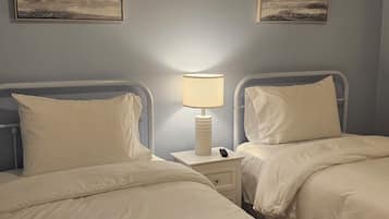 4 bedrooms, iron/ironing board, WiFi, bed sheets