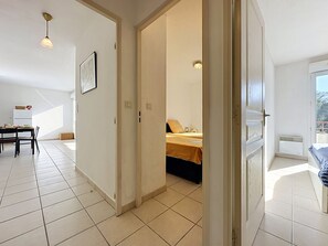 Ein Zimmer mit einem Bett, einem Essbereich und Blick ins Freie.