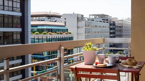 Outdoor dining - 3BR Home in Boavista w/ Balcony & AC by LovelyStay (Porto)