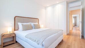 Room - 3BR Home in Boavista w/ Balcony & AC by LovelyStay (Porto)