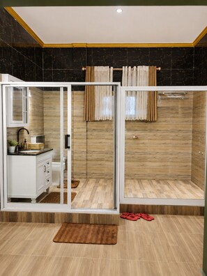 ห้องดีลักซ์สวีท, ระเบียง | ห้องน้ำ | อ่างอาบน้ำและฝักบัวแยกจากกัน, ไดร์เป่าผม, รองเท้าสวมภายในห้อง