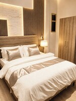 Habitación doble, balcón, vistas a la ciudad | Escritorio y espacio para trabajar con un portátil