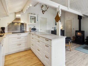 Kühlschrank, Mikrowelle, Geschirrspüler, Kochgeschirr/Geschirr/Besteck