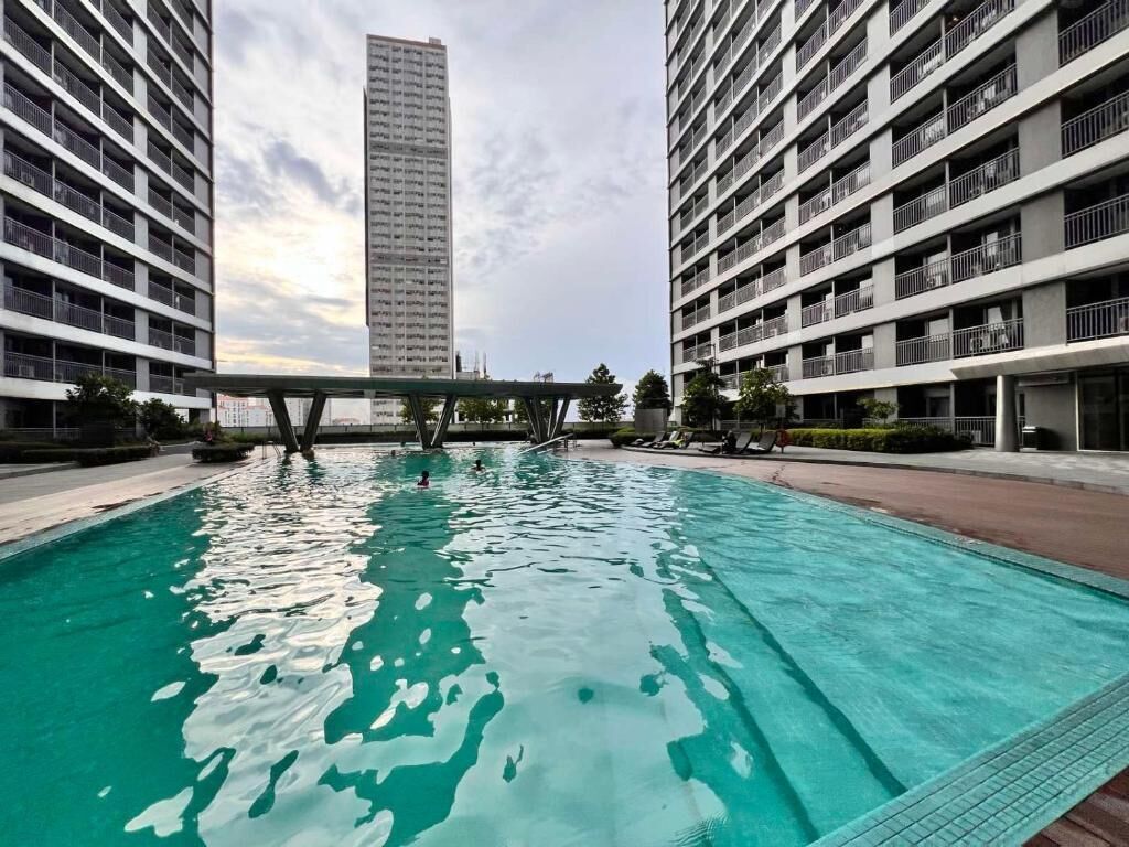 Une piscine offrant une vue sur les gratte-ciel en arrière-plan.
