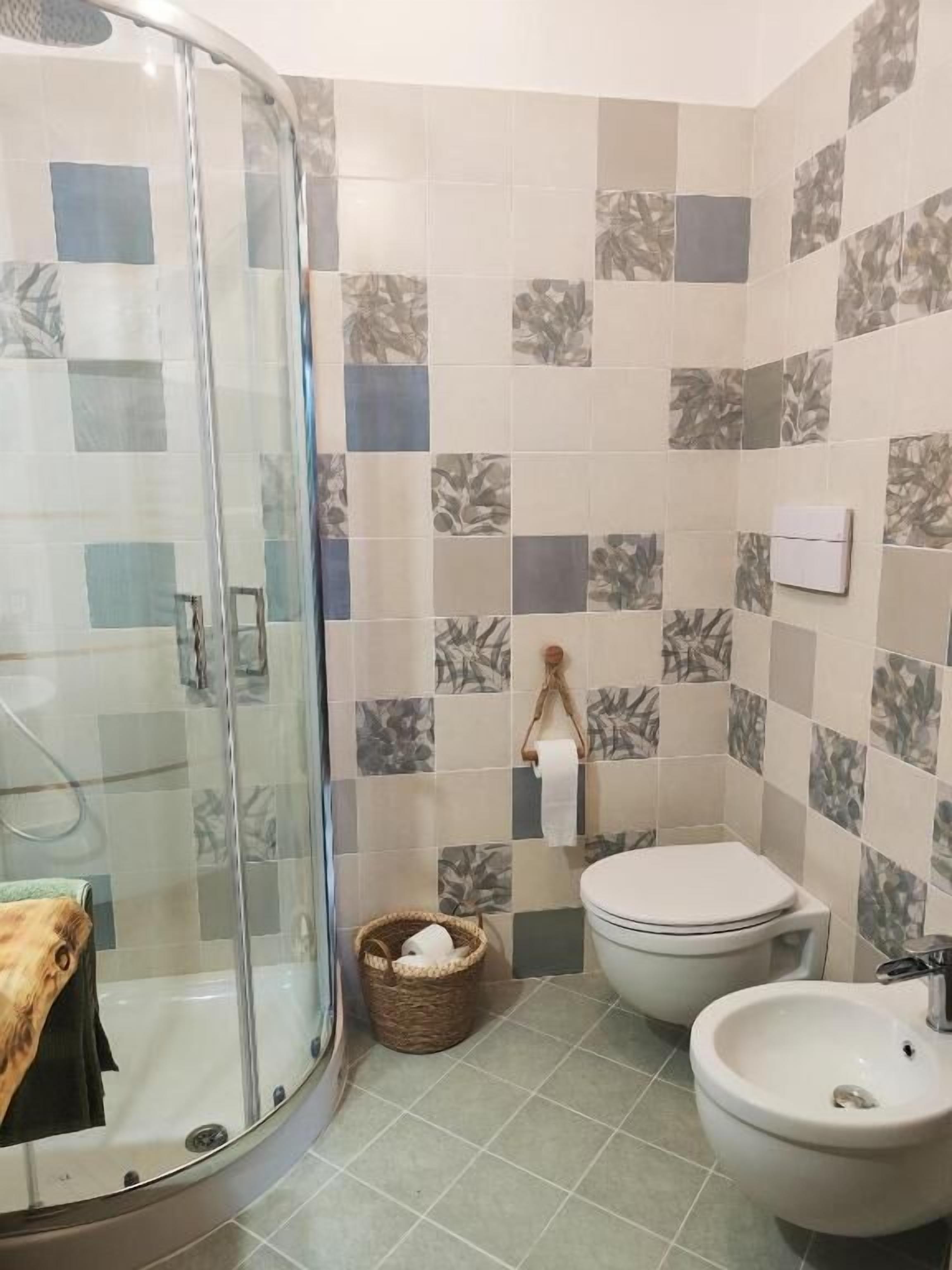 Camera tripla, vista giardino | Bagno