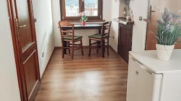 Triple Room, Garden View | Dining