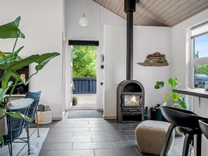Ein modernes Interieur mit Kamin, Sitzecke und Blick ins Freie.