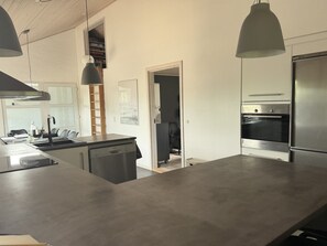 Kühlschrank, Mikrowelle, Geschirrspüler, Kochgeschirr/Geschirr/Besteck