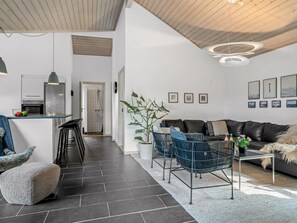 Moderni olohuone, jossa on keittiö, ruokailutila ja oleskelualue.