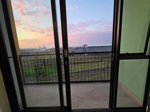 A balcony with a view of a railway track and industrial buildings. - Fantastic 1-bedroom studio in vibrant Cape Town near top spots (Cape Town)