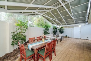 Outdoor dining - Modern 4BR Shelley riverside home, 5 min walk, near Curtin, CBD & airport WA,AU (Shelley)