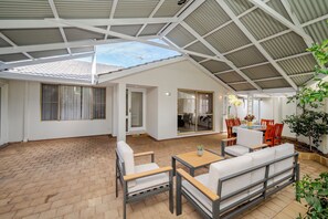 Outdoor dining - Modern 4BR Shelley riverside home, 5 min walk, near Curtin, CBD & airport WA,AU (Shelley)